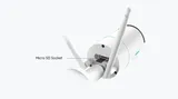 KAAMERAMAAILM.EE - Valge Reolink RLC-510WA 5MP Dual Band WiFi valvekaamera on näidatud lähivaates koos kahe antenniga, rõhutades tagaküljel olevat mikro SD-pesa, mis on märgistatud noolega mälukaardi (5/5)