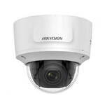 KAAMERAMAAILM.EE - Hikvision 4MP varifokaal kuppelkaamera, IR 30m, on valge kuppelkaamera, millel on läbipaistev kate ja nähtav must objektiiv, mis on ideaalne usaldusväärseks jälgimiseks ja pakub kuni 30 meetri infrapunarežiimi.