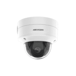 KAAMERAMAAILM.EE - Hikvision AcuSense 4MP IP kuppelkaamera, valge, on paigaldatud tavalisele valgele taustale, mille objektiiv on nähtav läbipaistva kaitsekatte taga.