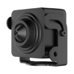 KAAMERAMAAILM.EE - Hikvision 2MP IP piilukaamera on väike, must, kandiline valvekaamera, millel on ümmargune objektiiv ja külgmine kinnitusklamber, millel on elegantne ja kaasaegne disain. Kuvatud valgel taustal.