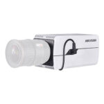 KAAMERAMAAILM.EE - Hikvision 2MP Box torukaamera on ristkülikukujuline valge turvakaamera, millel on ventilatsiooniavad, nähtav objektiiv, Hikvisioni tootenimi korpusel ja külge ühendatud must toitejuhe.