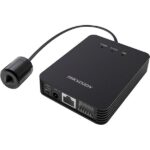 KAAMERAMAAILM.EE - Hikvision 2MP IP piilukaamera on must võrgukaameramoodul, millel on märgutuled, Ethernet-pordid ja kompaktne objektiiv, mis on ühendatud lühikese kaabliga. Ülal on Hikvisioni logo, mis muudab selle ideaalseks diskreetseks valveseadmeks.