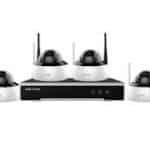 KAAMERAMAAILM.EE - Hikvision 4 Channel 4MP Wi-Fi kaamerakomplekt kuppelkaamerad komplekt nelja dome kaamerad ja must ristkülikukujuline NVR üksus kuvatakse valgel taustal.