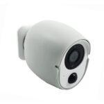 KAAMERAMAAILM.EE - IP-kaamera akuga PYRAMID PYR-DP2M on Full HD 1080p resolutsiooniga, WiFi, microSD-tugi ja integreeritud mikrofon; see on valge ja silindrikujuline, musta objektiiviga, mis on paigaldatud väikesele klambrile tavalise valge taustaga.