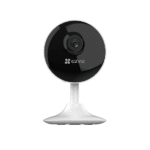 KAAMERAMAAILM.EE - EZVIZ C1C-B IP-kaamera, 2MP, IR ja WiFi, on ümmarguse mustvalge disainiga, mis on valgel stendil, suunatud ettepoole, tavalise valge taustaga.