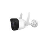KAAMERAMAAILM.EE - IP-kaamera PYRAMID PYR-SH200TK, millel on Full HD 1080p resolutsioon, WiFi ja microSD-tugi, on valge ja must, kahe antenniga, mis on paigaldatud seinakinnitusele tavalise valge taustaga.