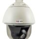 KAAMERAMAAILM.EE - Valge kuppelvalvekaamera musta objektiiviga, millel on ACTi logo ja mis on paigaldatud vertikaalselt. 4MP ExtremeWDR, SLLS, 33xZoom mudel pakub teravat ja üksikasjalikku pildimaterjali.