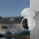 KAAMERAMAAILM.EE - A Valvekaamera Reolink E1 Outdoor Dual Band WiFi-ga 5MP, PTZ, 3X Zoom ning isiku ja sõiduki tuvastusega on paigaldatud välisseinale, taustal hägusad hooned ja veekogu.
