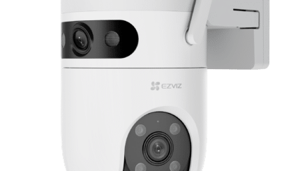 KAAMERAMAAILM.EE - Valge EZVIZ H9C 5MP kahe objektiiviga pöördkaamera 2026 kahe antenniga, seinale paigaldatav, omab kahte objektiivi ja infrapunaandureid selle ümaral korpusel.